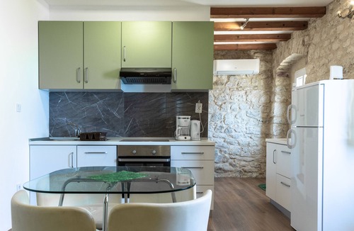 Lokva Rogoznica House | Stone house Dario with Finnish sauna and an outdoor hot tub