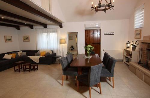 Splitska Villa | Stone Villa Olea-Three Bedroom Villa with Pool