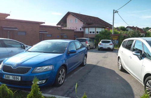 Rakovica Apartment | Studio Apartment with Terrace and Pool
