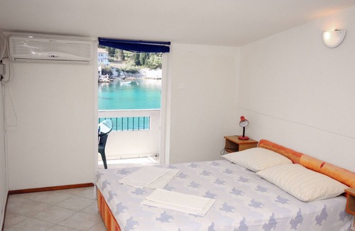 Stomorska Apartment | Studio flat with balcony and sea view Stomorska, Šolta (AS-5239-c)
