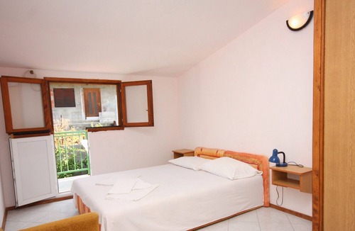 Stomorska Apartment | Studio flat with terrace Stomorska, Šolta (AS-5239-f)