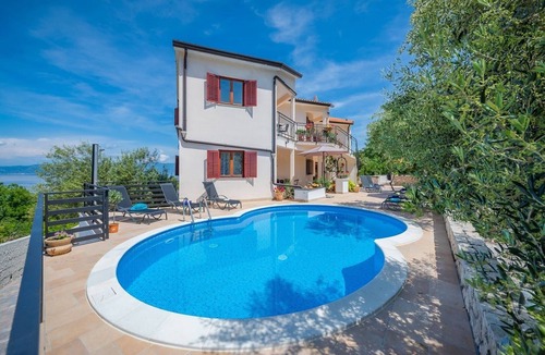 Drenje Apartment | Studio in Drenje near Beaches & Heated Pool