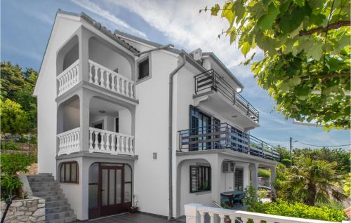 Klanfari Apartment | Stunning Apartment In Dramalj With Wifi
