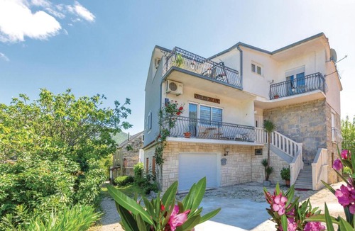 Omis House | Stunning Home In Gata-zvecanje With 3 Bedrooms And Wifi