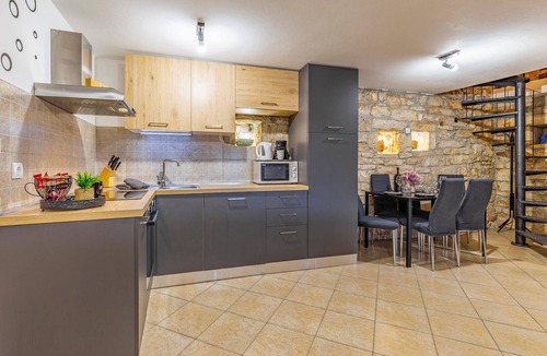 Mali Vareski House | Stunning home in Peruski with WiFi