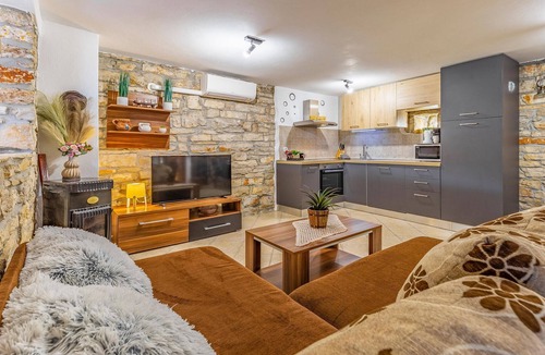 Mali Vareski House | Stunning home in Peruski with WiFi