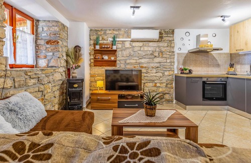 Mali Vareski House | Stunning home in Peruski with WiFi