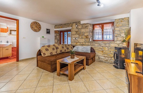 Mali Vareski House | Stunning home in Peruski with WiFi