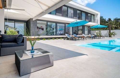 Kastav Villa | Stunning private villa for 8 guests with A/C, hot tub, private pool, WIFI, TV and terrace