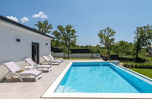 Stanisovi House | Stunning private villa for 4 people with WIFI, private pool, A/C, TV and terrace