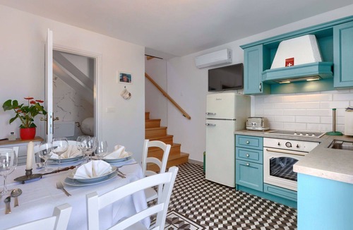 Brovinje House | Stunning villa for 5 guests with hot tub, WIFI, A/C, TV, terrace and pets allowed