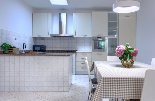 Topid House | Stunning villa for 6 guests with A/C, WIFI, private pool, TV and terrace