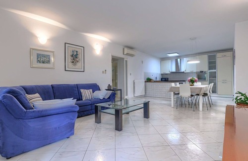 Topid House | Stunning villa for 6 guests with A/C, WIFI, private pool, TV and terrace