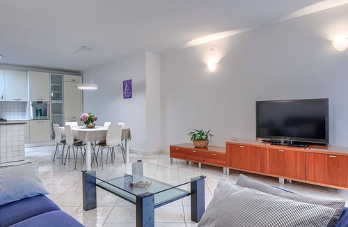 Topid House | Stunning villa for 6 guests with A/C, WIFI, private pool, TV and terrace