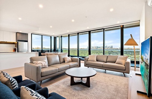 Alphington Apartment | Stylish City-View Apartment with Amenities