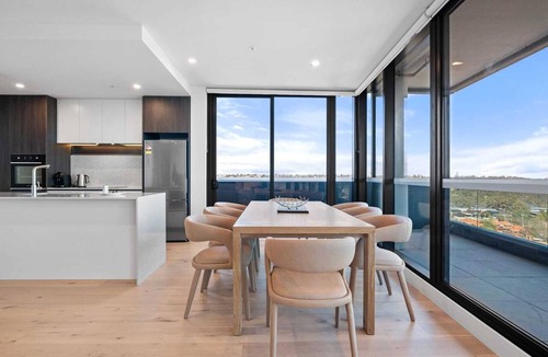 Alphington Apartment | Stylish City-View Apartment with Amenities
