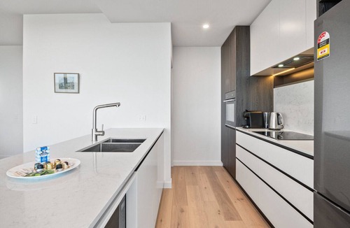 Alphington Apartment | Stylish City-View Apartment with Amenities