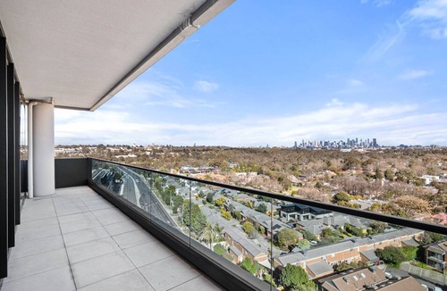 Alphington Apartment | Stylish City-View Apartment with Amenities