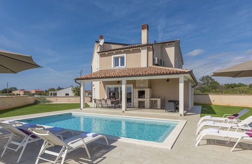Loborika Cabin | Stylish Villa with pool and fenced garden,ideal for relaxing family holidays