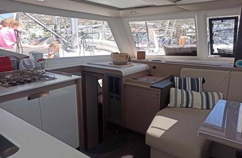 Paros Boat Rental | Sun-Kissed Sailing Adventure in the Stunning Islas Cícladas