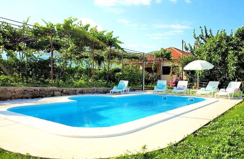 Kucice House | Sunflower house with a pool and large garden