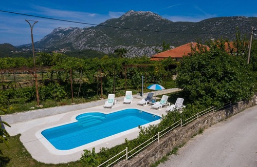 Kucice House | Sunflower house with a pool and large garden