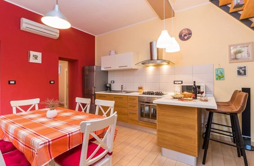 Valdebek House | Sunny villa with private pool and WiFi