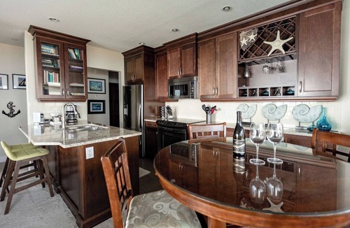 North Oyster Apartment | Sunrise Cove Apt at Inn of The Sea | Seaview, pool, hot tub