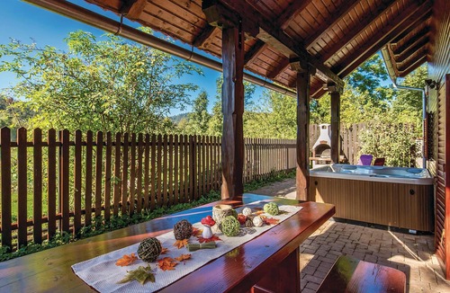 Fuzine House | Surrounded by nature, this friendly wooden house welcomes you in Belo Selo.
