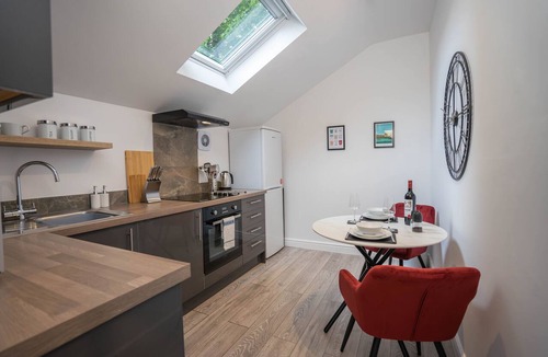 Mill Road Apartment | The Den - King BED 5 min Walk to City Centre
