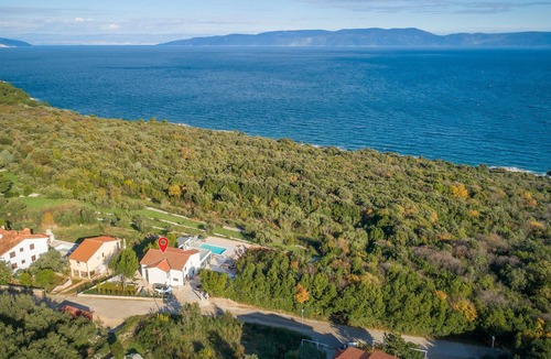 Ravni House | The special character of this vacation home with pool comes from its excellent location, offering be