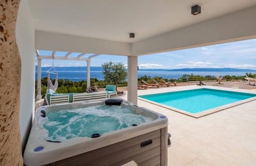 Ravni House | The special character of this vacation home with pool comes from its excellent location, offering be