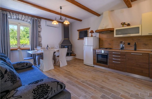 Kunj House | This beautiful vacation house with pool and large garden is located in the small Istrian village Kun