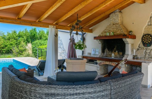 Kunj House | This beautiful vacation house with pool and large garden is located in the small Istrian village Kun