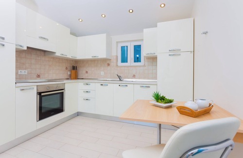 Potirna House | This large and tasteful house with pool by the sea welcomes you to the island of Korcula.