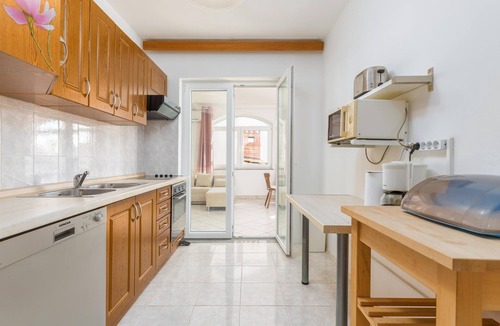 Vinkuran Apartment | This simple vacation apartment consists of two accommodation units, each with its own entrance.