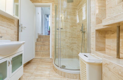 Vinkuran Apartment | This simple vacation apartment consists of two accommodation units, each with its own entrance.