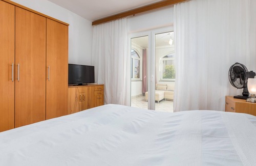 Vinkuran Apartment | This simple vacation apartment consists of two accommodation units, each with its own entrance.