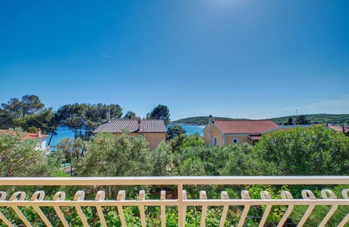 Martinscica Apartment | Three bedroom apartment with balcony and sea view Martinšćica (Cres) (A-23222-a)