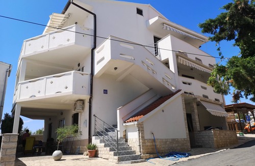 Kustici Apartment | Three bedroom apartment near beach Zubovići, Pag (A-23921-d)
