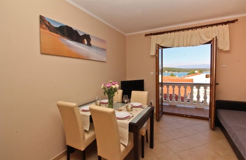 Soline Apartment | Three bedroom apartment with balcony and sea view Soline, Krk (A-19198-b)