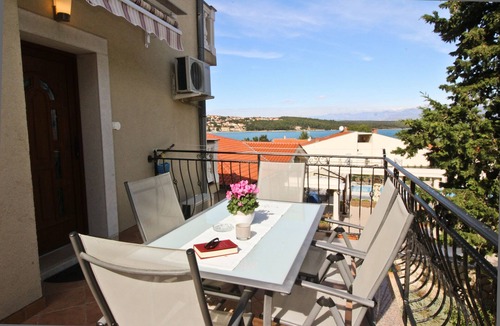 Soline Apartment | Three bedroom apartment with balcony and sea view Soline, Krk (A-19198-b)
