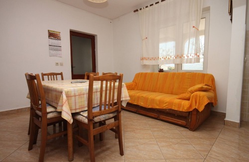 Kustici Apartment | Three bedroom apartment near beach Kustići, Pag (A-6355-a)