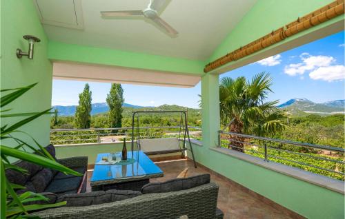 Sestanovac Apartment | Three-Bedroom Apartment In Kresevo