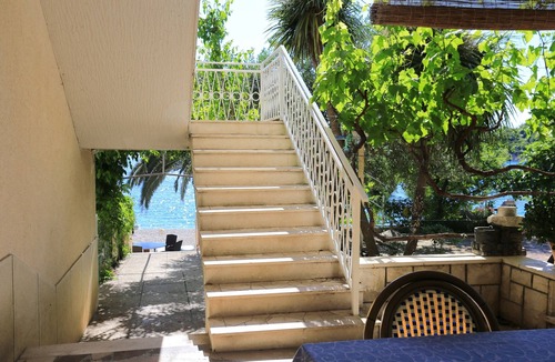 Stanici Apartment | Three bedroom apartment near beach Stanići, Omiš (A-1031-a)