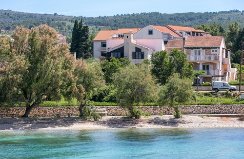 Mirce Apartment | Three bedroom apartment with terrace and sea view Mirca, Brač (A-732-a)