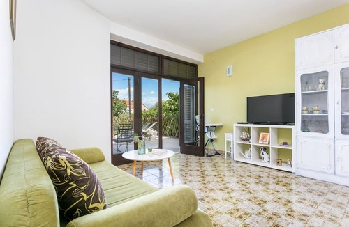 Mirce Apartment | Three bedroom apartment with terrace and sea view Mirca, Brač (A-732-a)