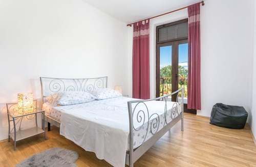 Mirce Apartment | Three bedroom apartment with terrace and sea view Mirca, Brač (A-732-a)