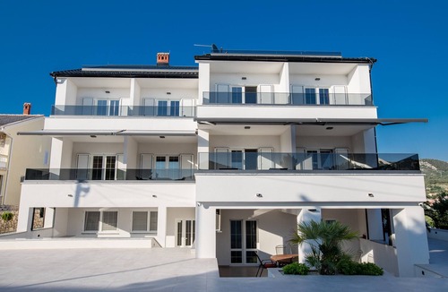 Banjol Apartment | Three bedroom apartment with terrace Banjol, Rab (A-21635-a)