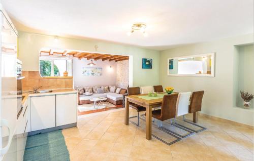 Blato na Cetini House | Three-Bedroom Holiday Home In Blato Na Cetini